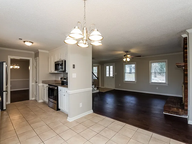 2515 Haybrook Ln — Photo 8