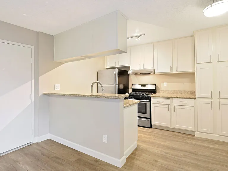 Tremont Apartments | 514 S Catalina St — Photo 9