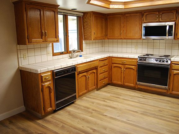 Kitchen w dishwasher, garbage disposal, electric stove/microwave