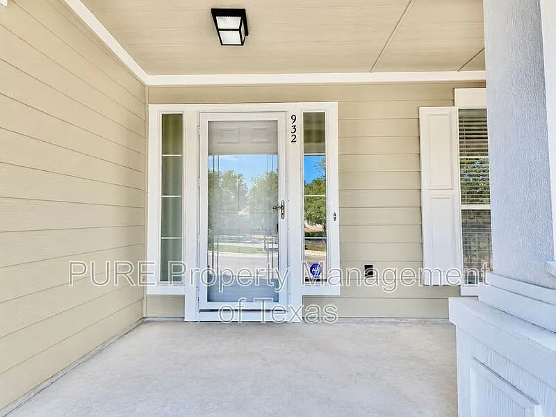 3 bed, 2.0 bath, 1639 sqft, $1,995 — Photo 2