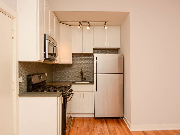 3rd image of 2420 N Kedzie #30B