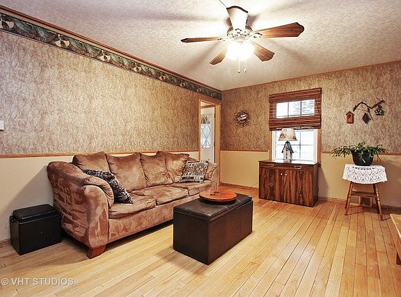 3rd image of 1361 Circle Dr NW
