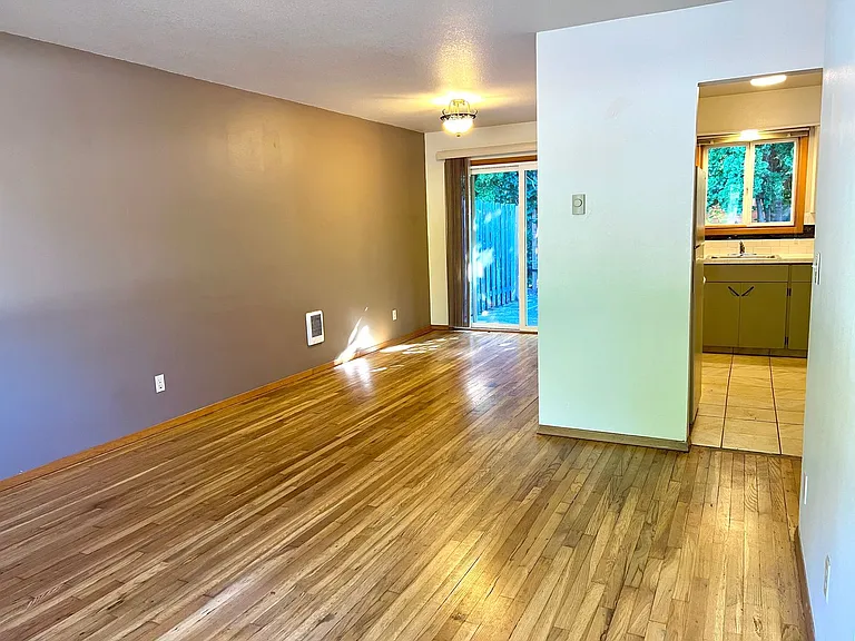 300 Lincoln St — Photo 2