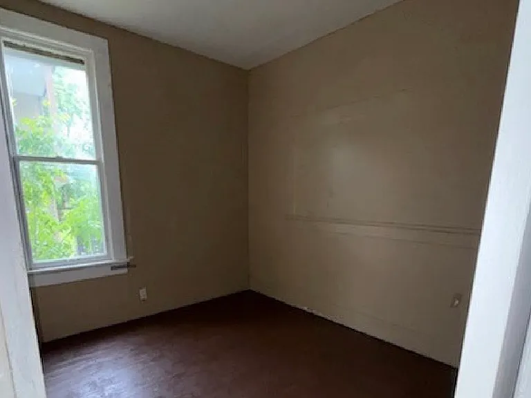 927 W North St — Photo 9