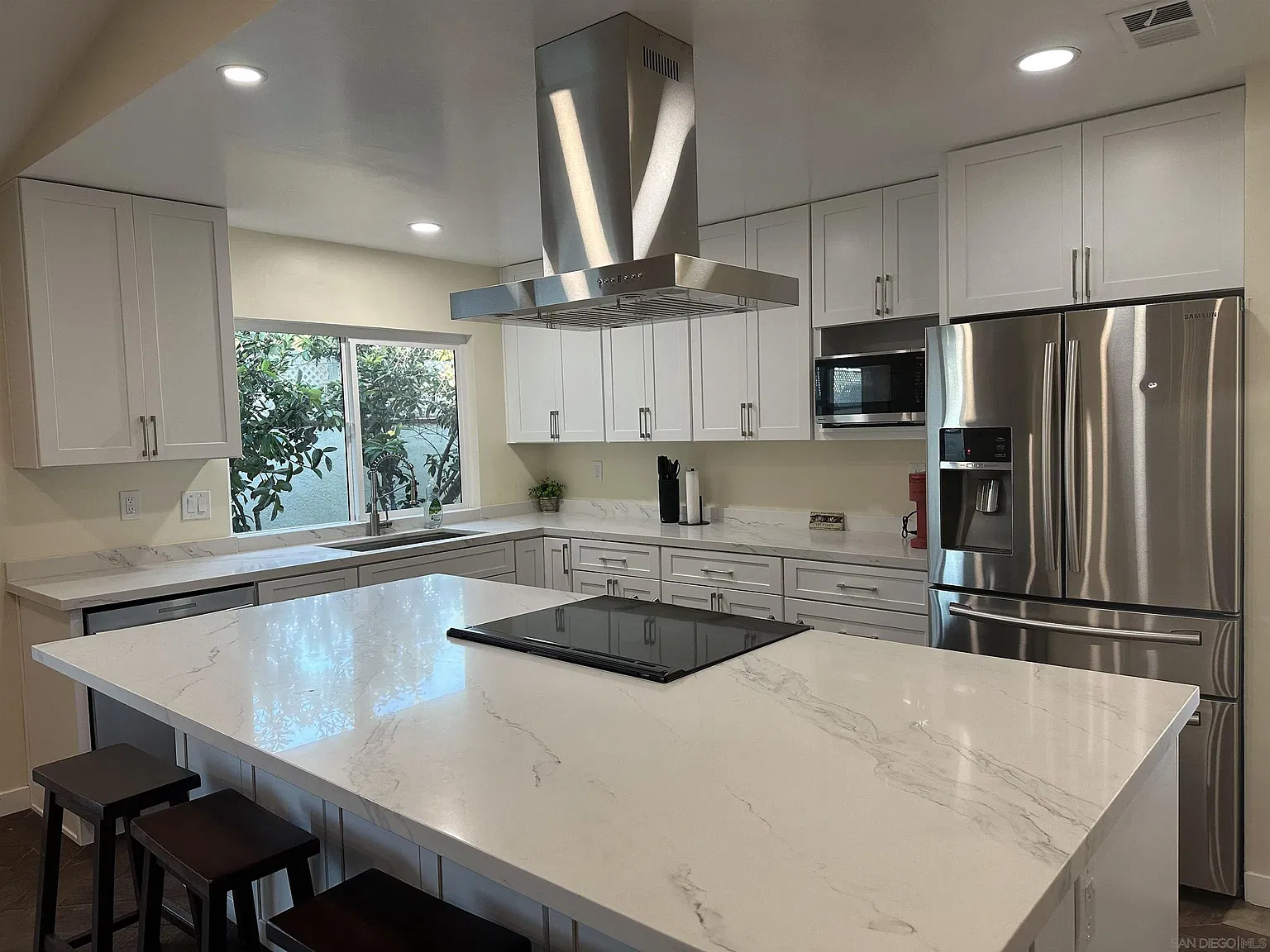 4 bed, 2.0 bath, 1906 sqft, $4,500 — Photo 2
