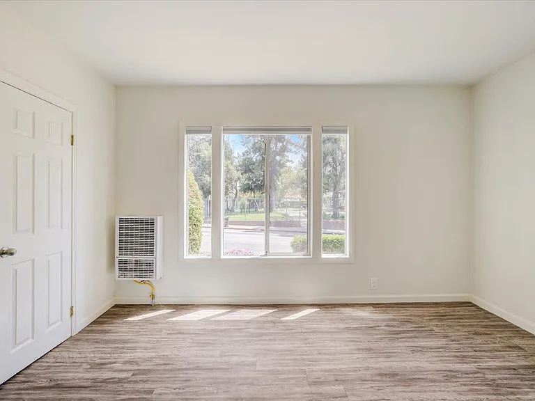 Beverly Blvd Apartments — Photo 14