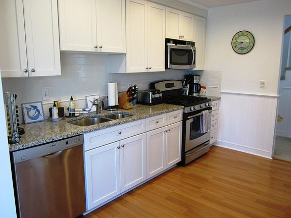 Renovated kitchen w. stainless appliances