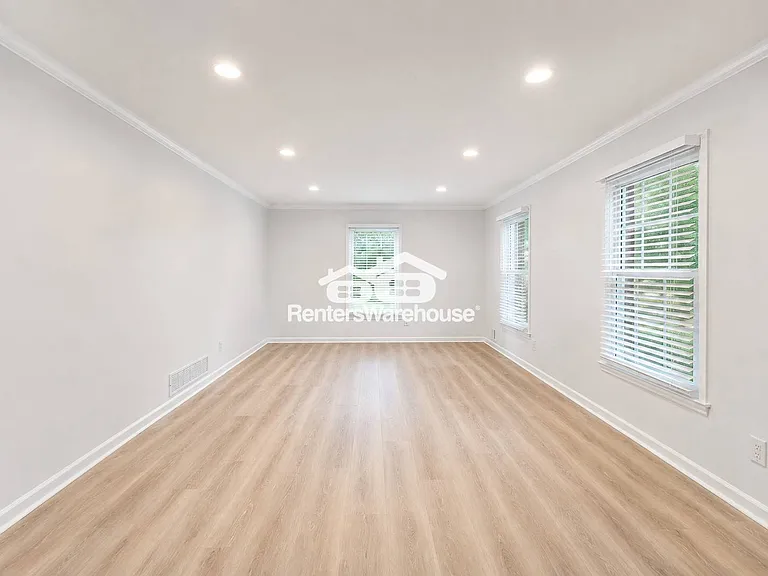 338 Travis St — Photo 5
