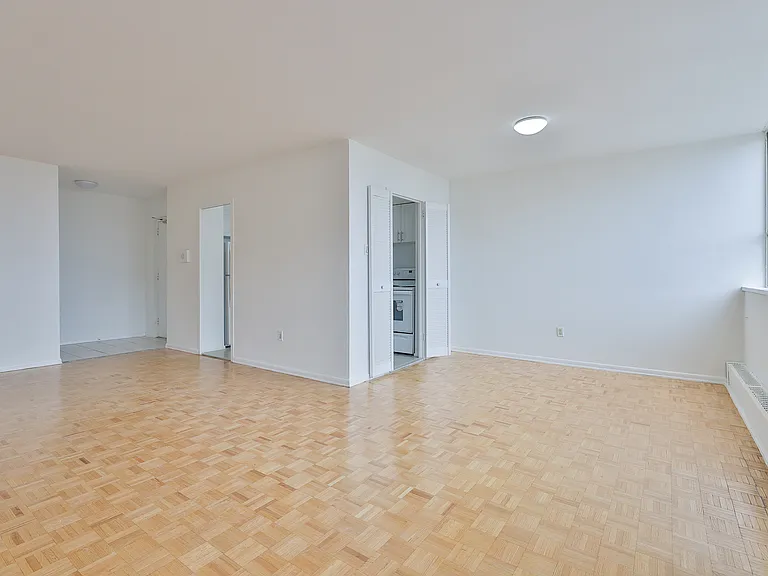 2089 Lawrence Ave W — Photo 13