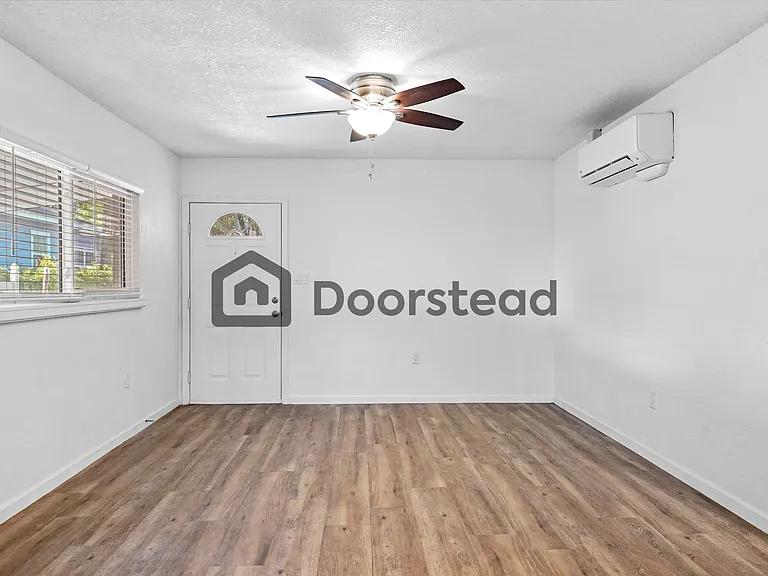 1204 E Esther St — Photo 20
