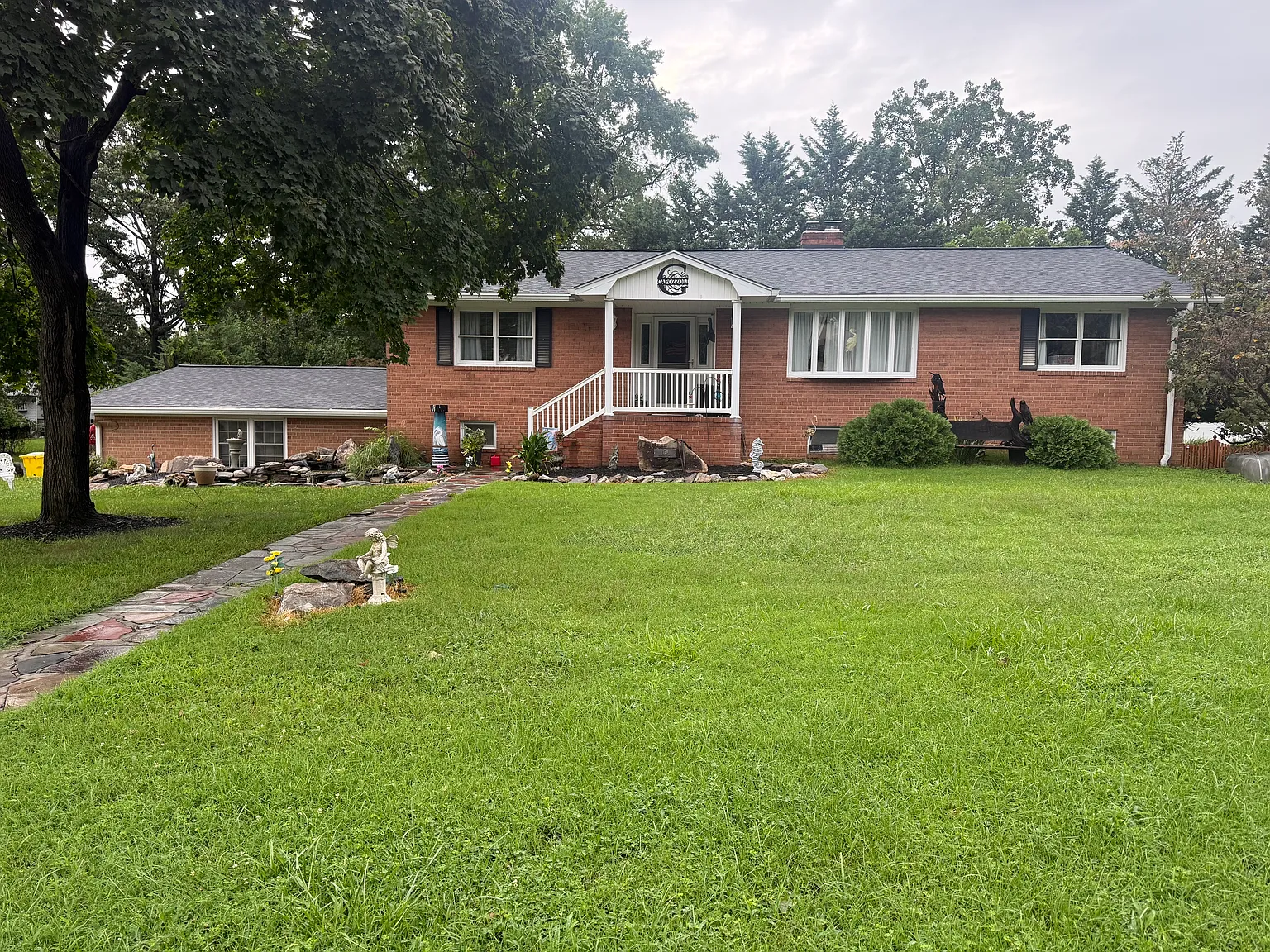 4 bed, 1.5 bath, 2500 sqft, $850 — Photo 1