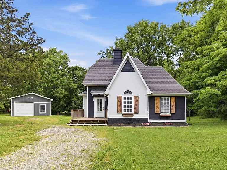123 Vivian Dr — Photo 1