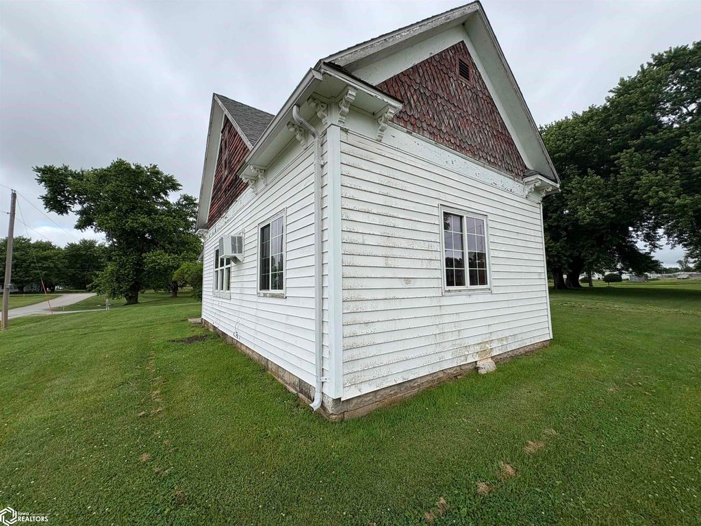 210 S Maple, Cincinnati, IA - View 6
