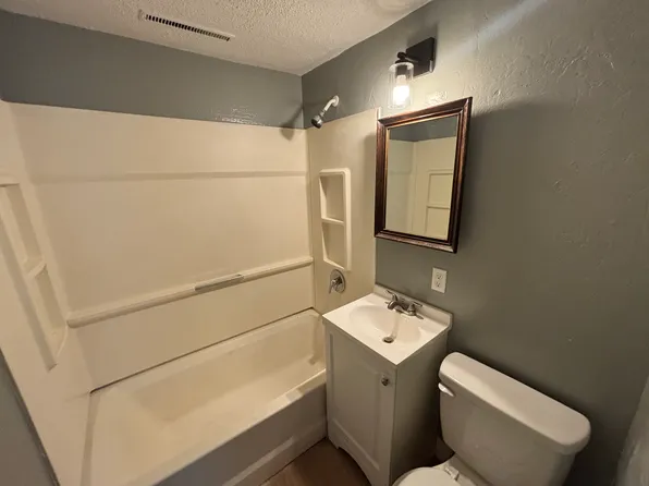 634 W 14th Ave #6, Hutchinson, KS 67501