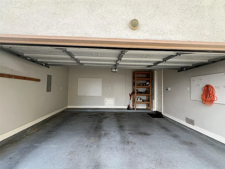 2314 Camden Dr — Photo 26