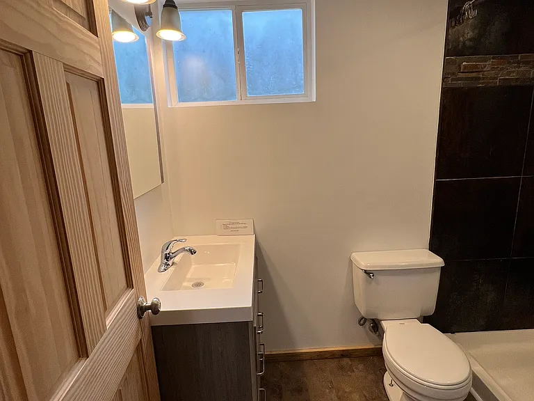 913 Webster Ave — Photo 10