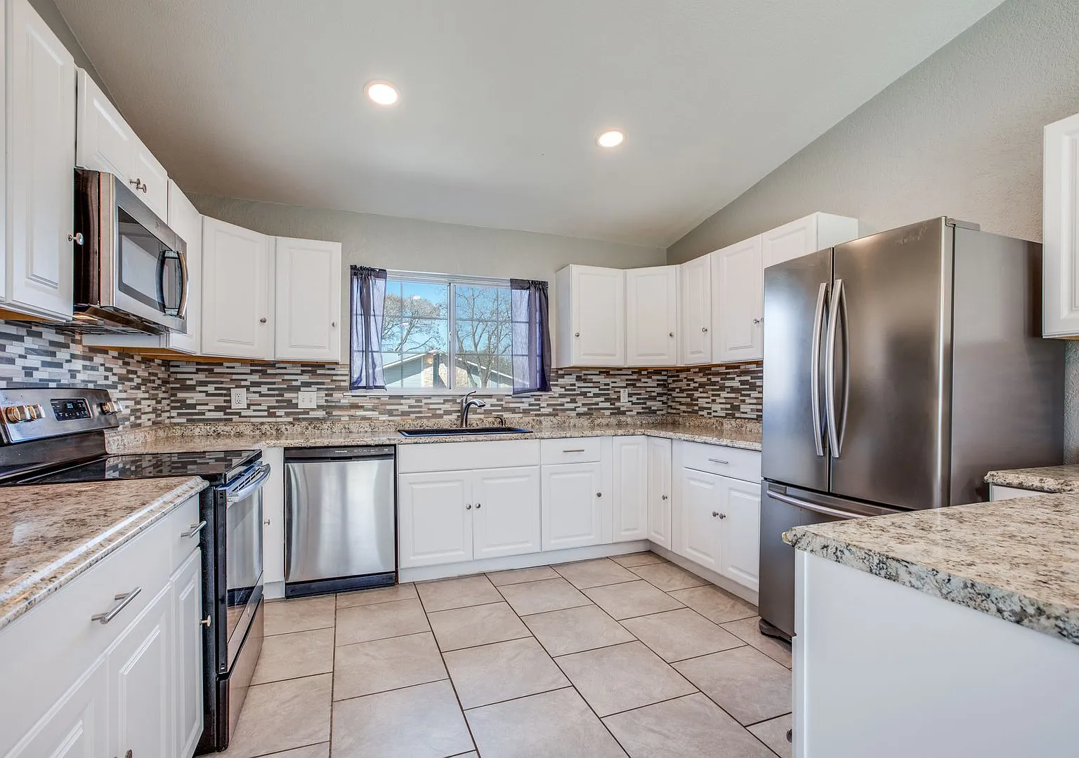 3 Bedroom 2 Bath Lakeside Subdivision — Photo 4