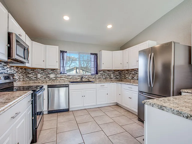 2610 Lakebriar St — Photo 4