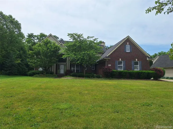 8993 Haymarket St, White Lake, MI 48386