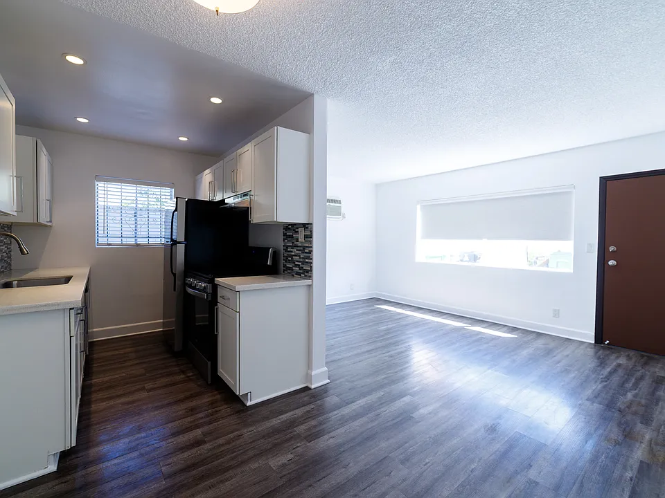 319 N Heliotrope Dr #1