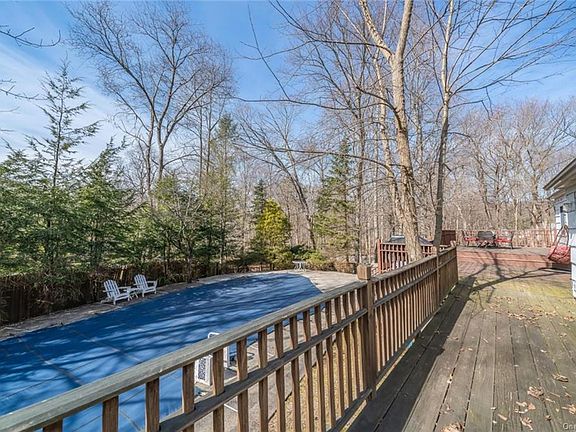 4th image of 14 Pine Knoll Ct