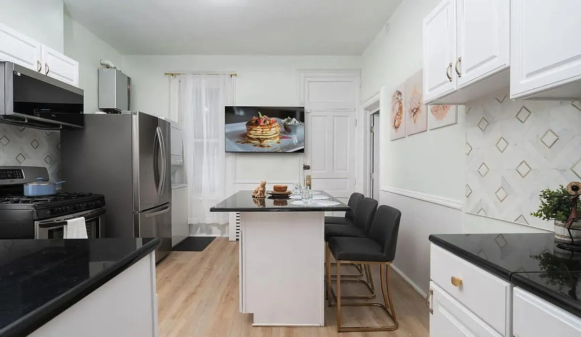 3 bed, 1.0 bath, 2300 sqft, $1,594 — Photo 4
