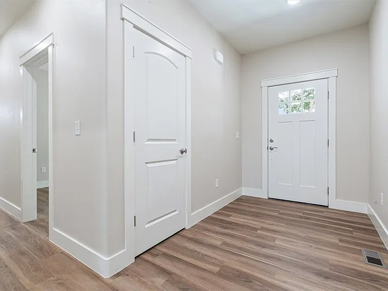 28 Fleetwood Dr — Photo 8