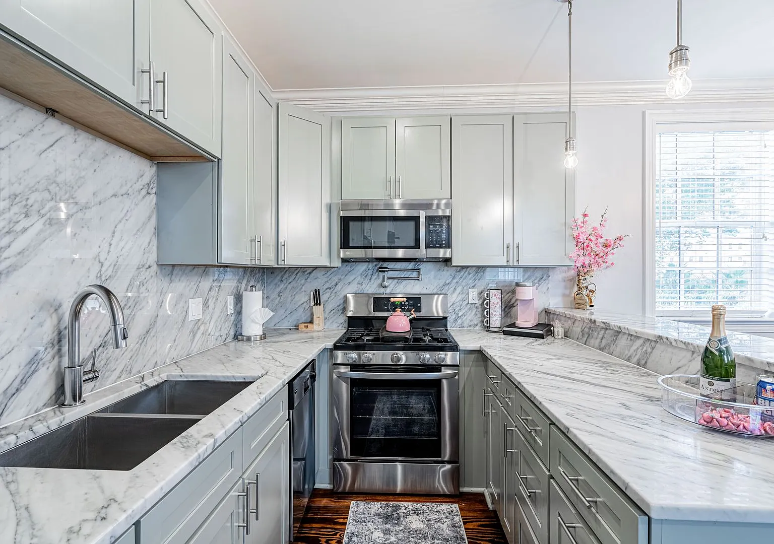 1BD/1BA Near St Charles Ave/Garden District — Photo 1