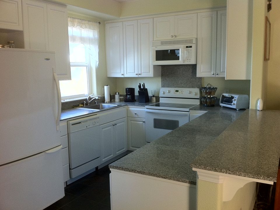 Kitchen & breakfast bar