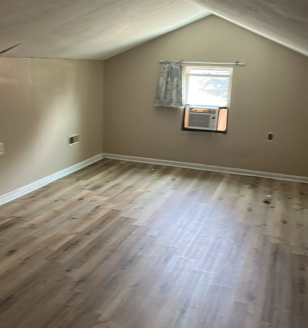 3 bed, 1.5 bath, 1308 sqft, $1,300 — Photo 2