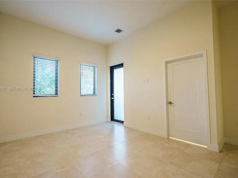 1091 Galiano St #102 — Photo 20