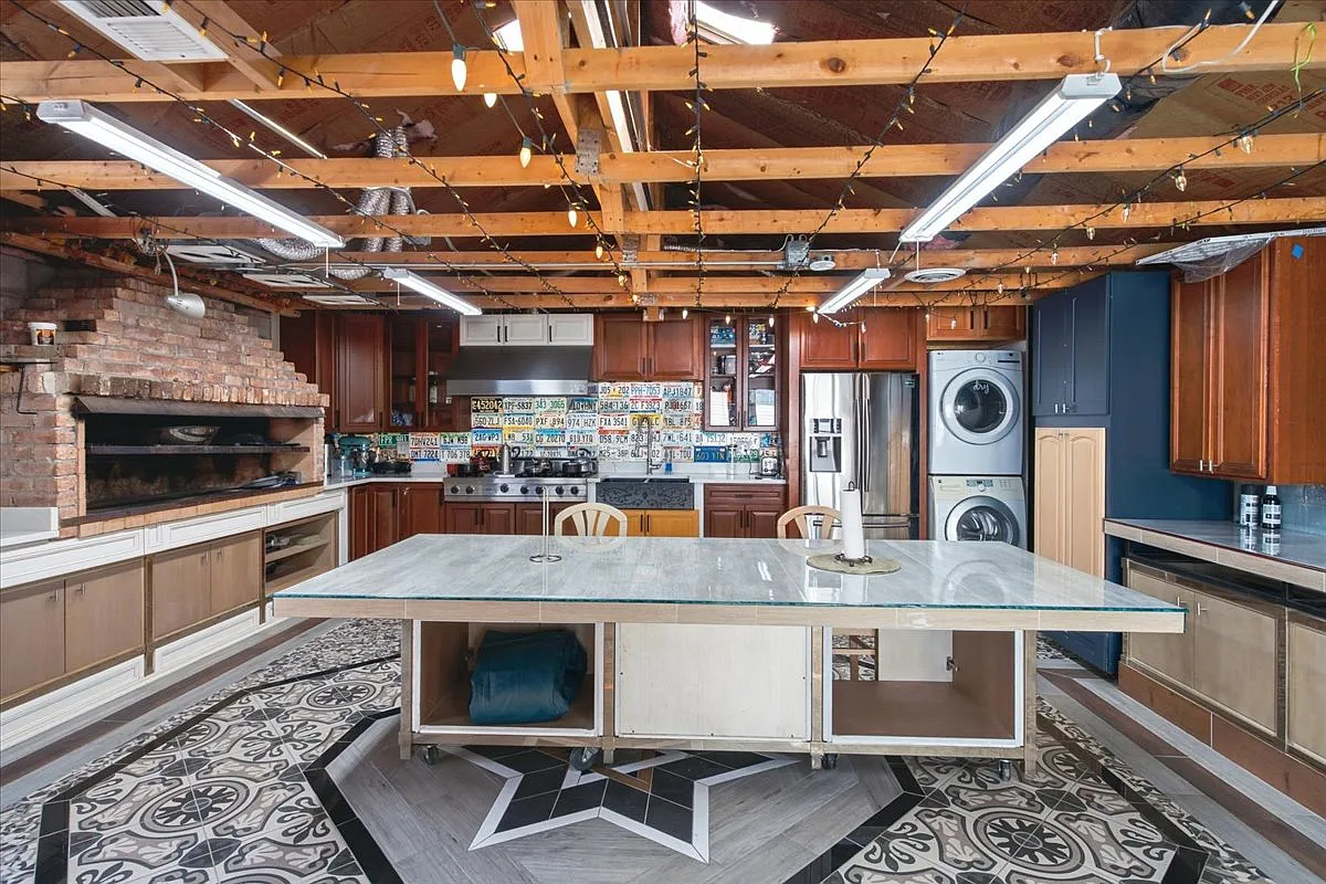 Studio, 650 sqft, $1,750 — Photo 3