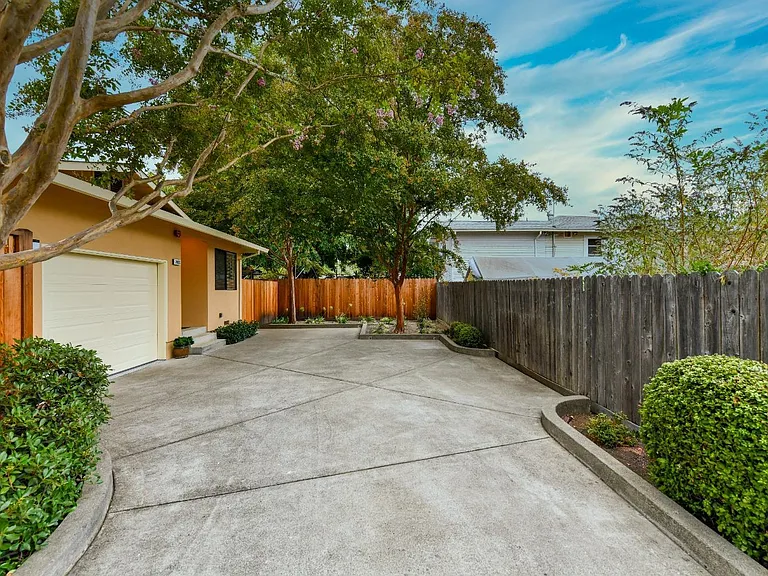 2833 Marin St — Photo 2