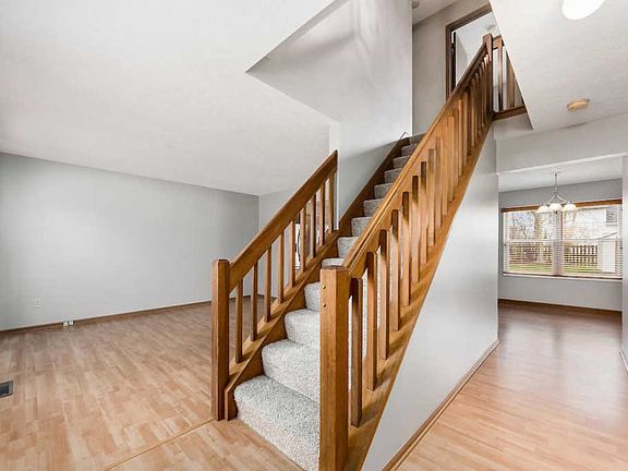4th image of 457 Oak Meadow Dr