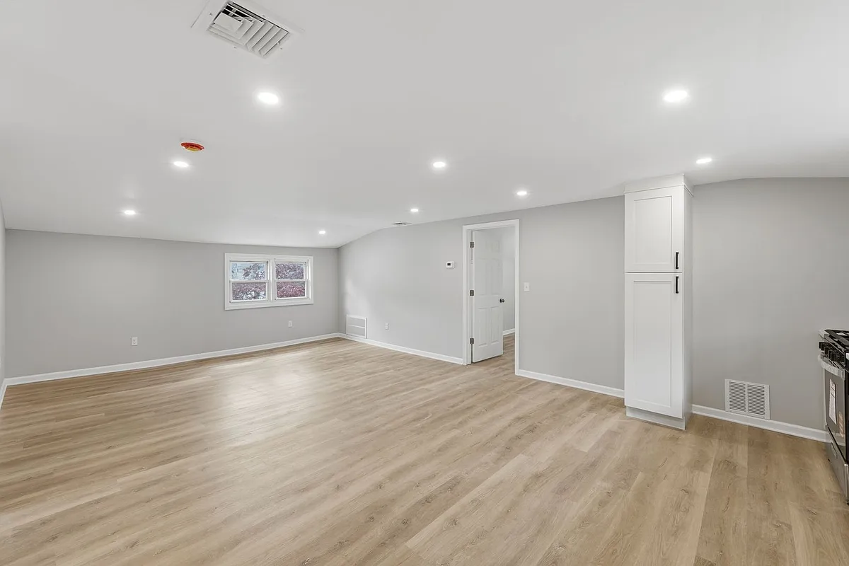 Building Photo - 341 Diamond Bridge Ave #2