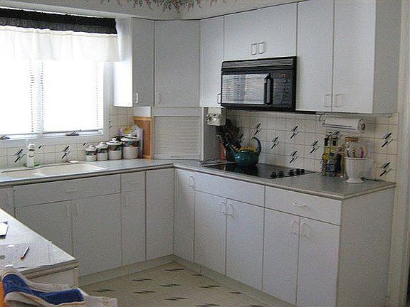 Kitchen w/ Double Ovens