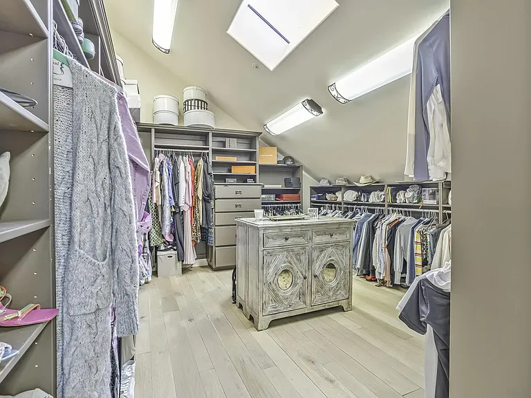 Walk-in Closet