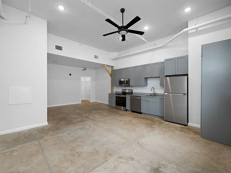 Modern, Industrial Flats in Tampa Heights — Photo 20