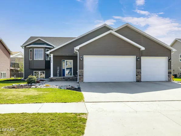 1105 Lindsey Ln, Grand Forks, ND 58201