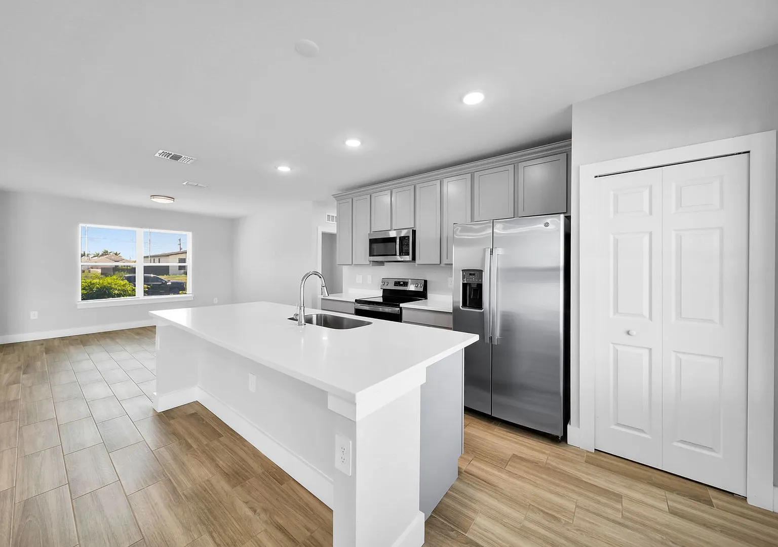 Single Family House Available For Rent Now Zip Code 33993 — Photo 2