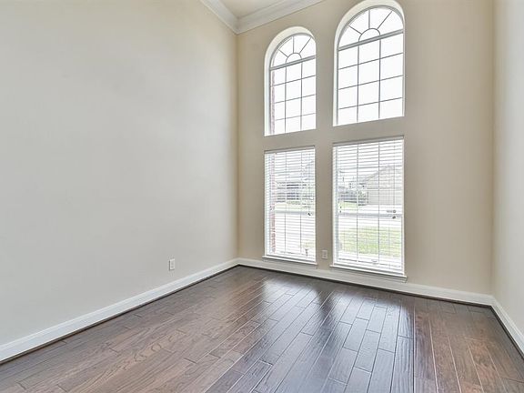 Flex room down could be use as (Study/Formal living)