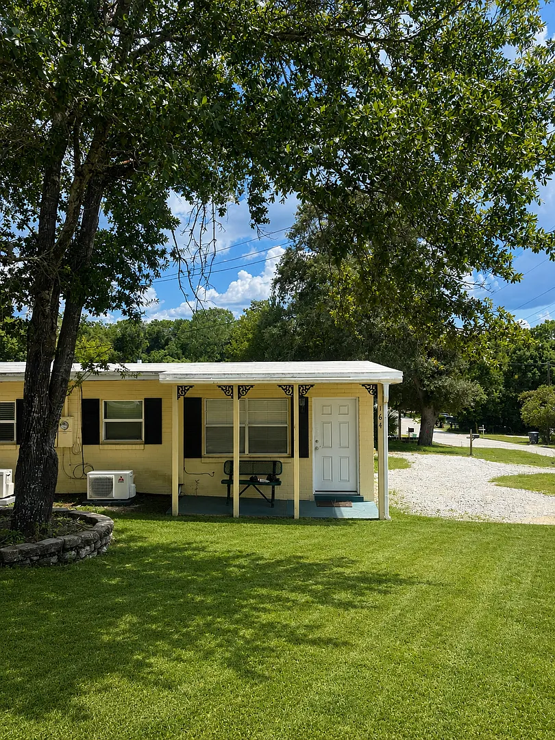Charming 1 Bedroom Duplex in Convenient Location! — Photo 1
