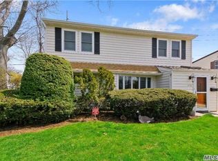 390 Chestnut Dr, Hewlett, NY 11557