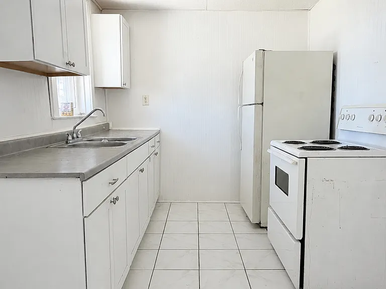 1441 Wyandotte St E #13 — Photo 5