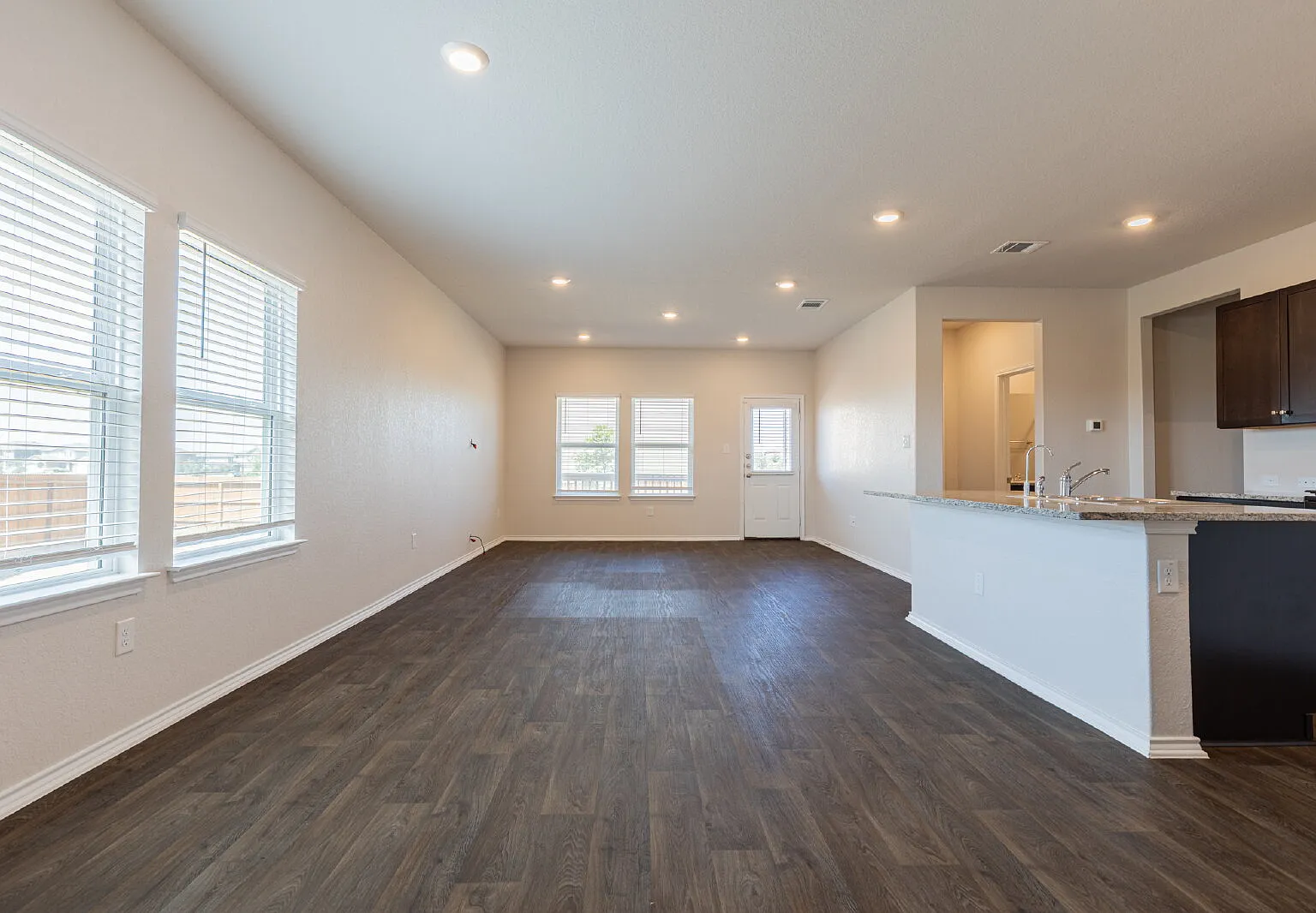 5 bed, 2.5 bath, 2493 sqft, $2,400 — Photo 4