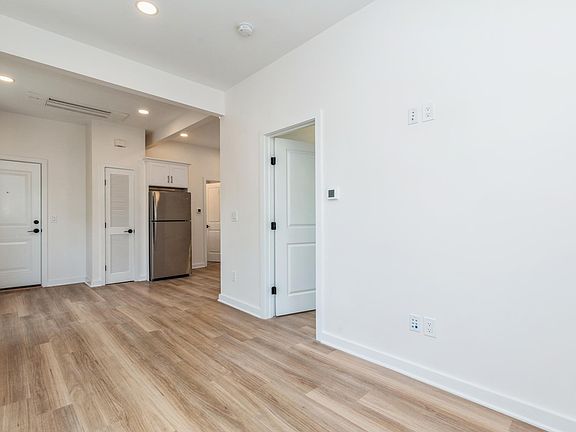 5th image of 164 Glenwood Ave #202
