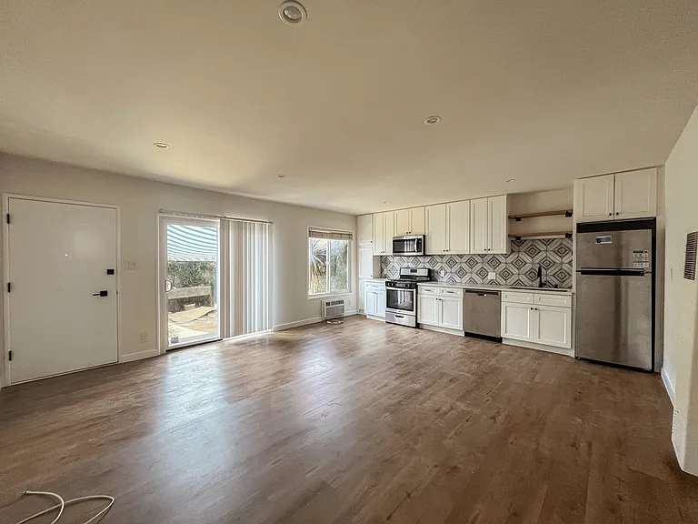3814 S Bronson Ave — Photo 6