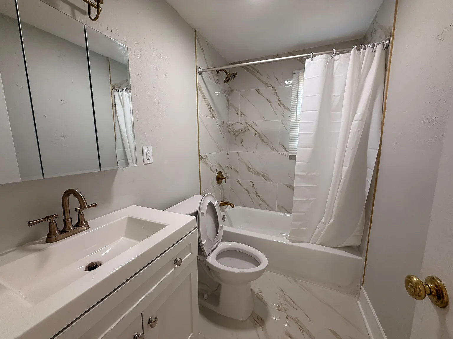 3 bed, $2,200 — Photo 3