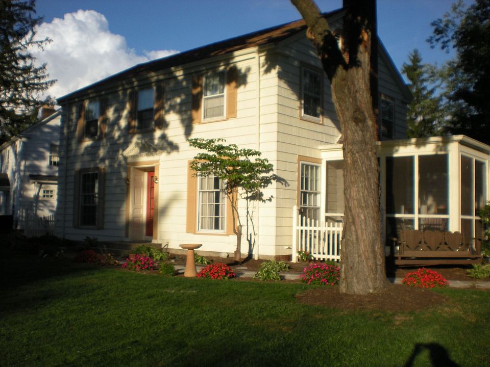 1st image of 3000 Crescent Dr NE