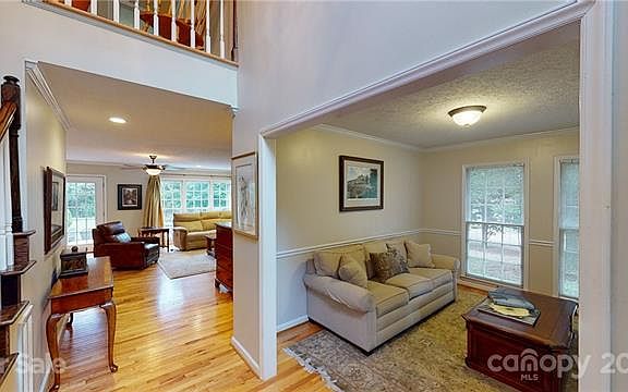 3rd image of 105 Woodsway Ct